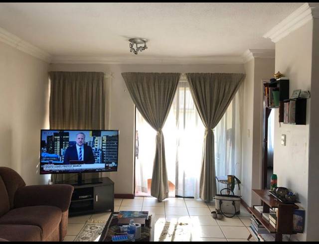 2 BEDROOM PROPERTY TO RENT IN NIEUW MUCKLENEUK